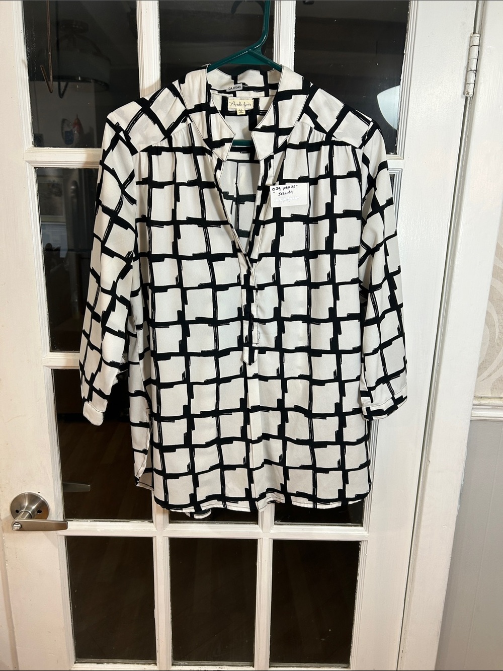 O29.    Black & White Grid Print Blouse